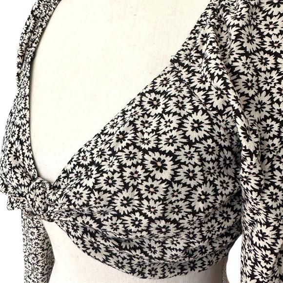 American Eagle Black White Floral Smocked Crop Top Women's M Long Sleeve Boho - Picture 4 of 9